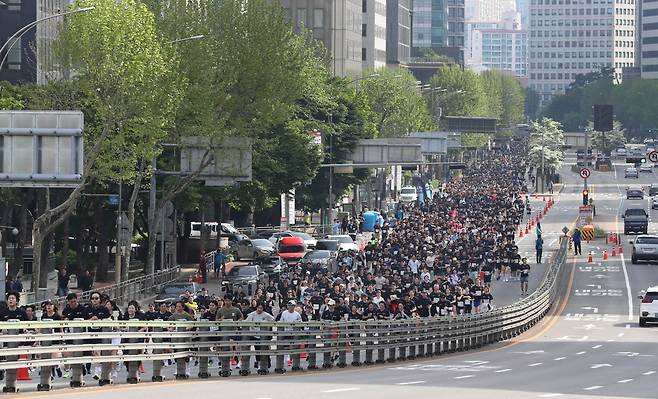 2024년 4월 28일 오전 서울하프마라톤 참가자들이 공덕을 지나 마포대교에 진입하고 있다. /오종찬 기자