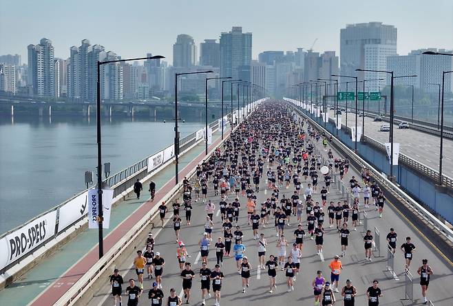 2024년 4월 28일 오전 서울하프마라톤 참가자들이 마포대교 위를 달리고 있다. /오종찬 기자