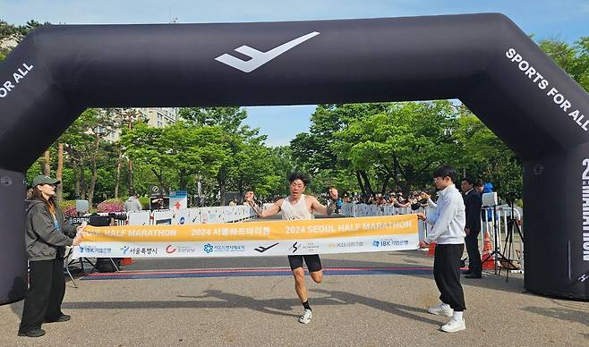 28일 오전 열린 서울하프마라톤 10km 부문에서 김성하씨가 가장 먼저 결승선을 통과하고 있다. /박강현 기자
