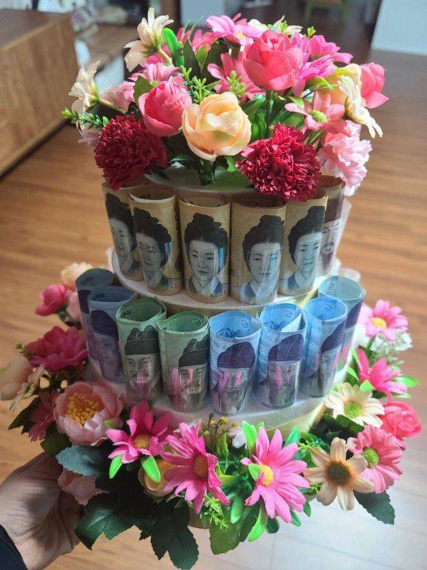 현금을 말아 쌓아올리고 조화로 치장한 돈 케이크. 진짜 먹을 수 있는 케이크는 '부모가 어버이날에 받기 싫어하는 선물' 2위다. /인스타그램