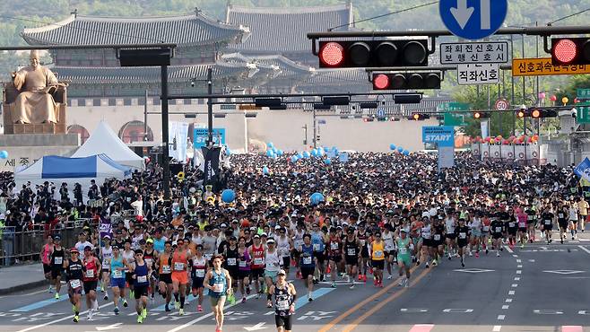 28일 '2024서울하프마라톤'에 나선 참가자들이 오전 8시 서울 광화문 세종대왕 동상 옆 출발선에서 힘차게 발을 내딛고 있다. /남강호 기자