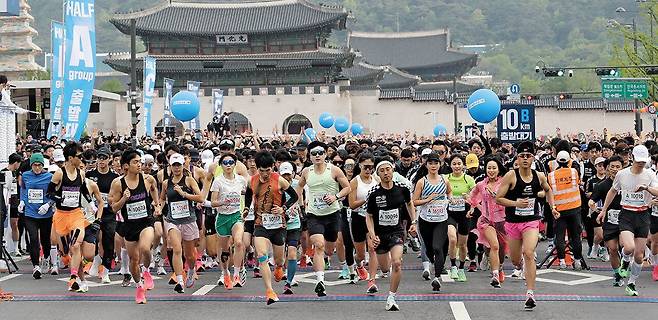 1만1000여명이 함께 즐겼다 - 2023 서울하프마라톤에 나선 참가자들이 30일 오전 8시 서울 광화문 세종대왕 동상 옆 출발선에서 힘차게 발을 내딛고 있다. 코로나 사태 이후 4년 만에 다 함께 부대끼며 모일 수 있었던 자리라 1만1000여 명 참가자들은 밝은 표정으로 도심을 가로지르며 봄날 달리기 축제를 즐겼다. /남강호 기자