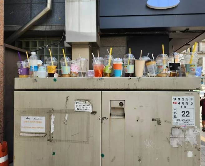 서울 명동의 한 거리 변압기 위에 빼곡하게 놓인 쓰레기들. /온라인커뮤니티