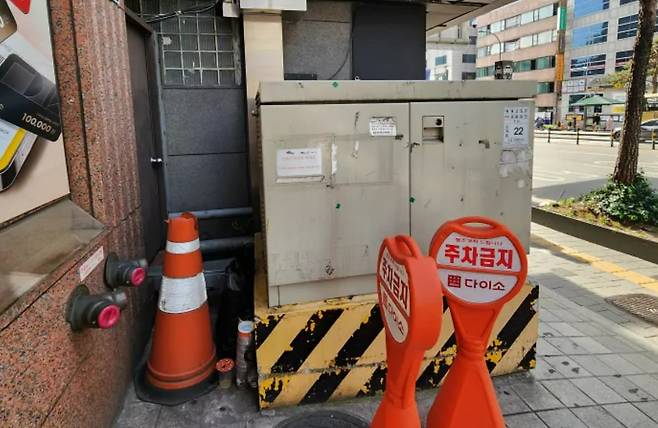 A씨가 청소한 덕에 깨끗해진 변압기. 변압기 옆쪽에 A씨가 정리해 놓은 쓰레기가 놓여 있다. /온라인커뮤니티