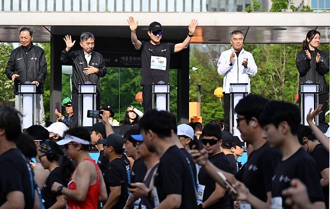 28일 서울하프마라톤에 참가한 오세훈 서울시장, 장미란 문화체육관광부 제2차관. /서울시