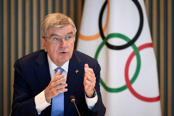 토마스 바흐 국제올림픽위원회(IOC) 위원장이 지난 3월28일 스위스 로잔에서 열린 IOC 집행이사회 회의에서 발언하고 있다. 바흐 위원장은 이날 우크라이나를 침공한 러시아와 이를 도운 벨라루스 소속 선수들이 2024 파리 하계올림픽에 개인 자격으로 참가하는 방안을 옹호한다는 뜻을 재차 밝혔다. 전날 폴란드와 우크라이나, 발틱 국가들은 러시아와 벨라루스 선수의 올림픽 참가 반대 입장을 거듭 천명했다. /AFP 연합뉴스