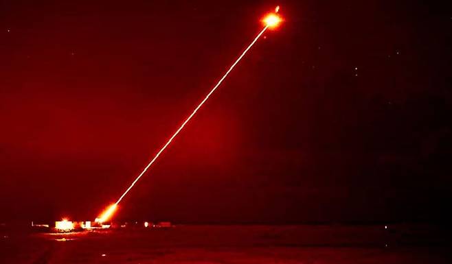 영국의 새로운 레이저 무기 ‘드래건파이어’(DragonFire)가 목표물을 명중시키는 모습. /영국 국방부 홈페이지