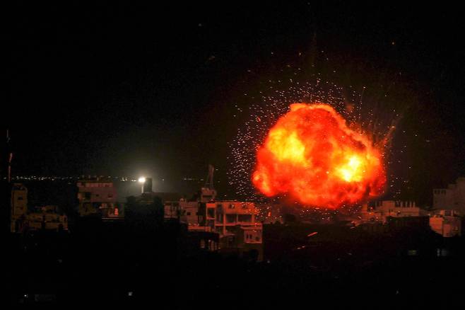 사진은 3월 26일(현지 시각) 가자지구 남부 라파에서 이스라엘군의 폭격으로 시뻘건 화염이 솟구치고 있는 모습. /연합뉴스