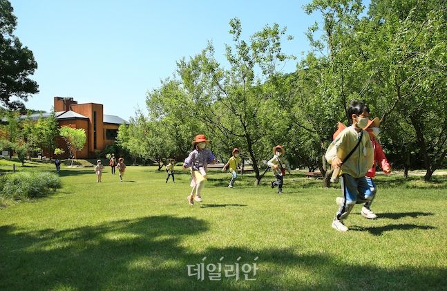지난해 대전에서 숲체험 어린이 행사에서 아이들이 신나게 뛰고 있다. ⓒ산림청