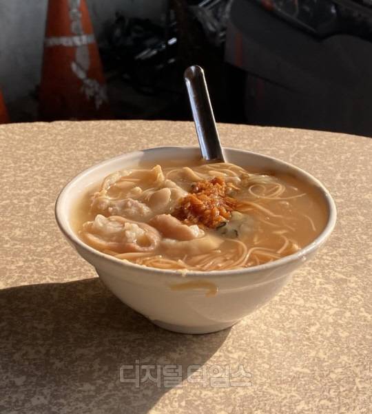 식당 '위엔시 위엔치아오씨아'의 대창굴국수 사진. 정래연