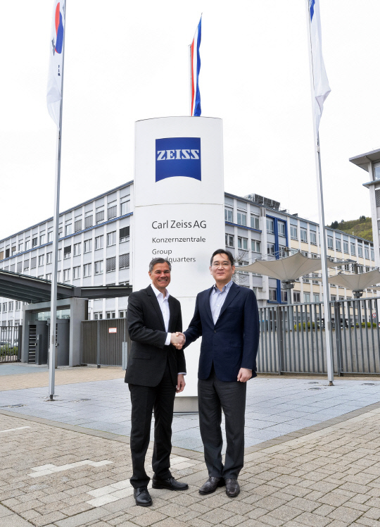 이재용(오른쪽) 삼성전자 회장과 칼 람프레히트 자이스룹 최고경영자(CEO)가 26일(현지 시간) 독일 오버코헨 자이스(ZEISS) 본사에서 악수를 하고 있다. 삼성전자 제공