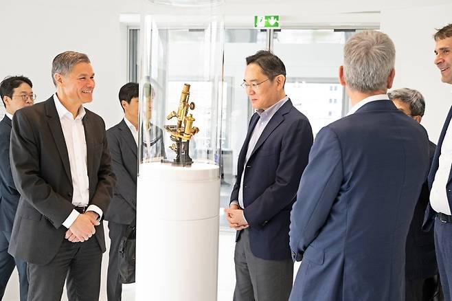 26일(현지 시간) 독일 오버코헨 자이스(ZEISS) 본사를 방문한 이재용 삼성전자 회장이 제품을 살펴보는 모습(사진=삼성전자)