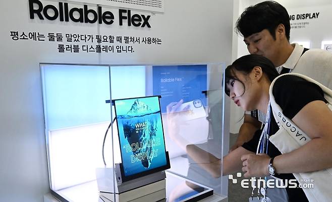 전시회에서 참관객이 롤러블 디스플레이를 살펴보고 있는 모습. 이동근기자 foto@etnews.com