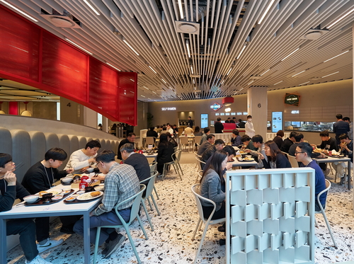 새롭게 오픈한 LG트윈타워 동관의 사원식당 이스트키친_LG트윈타워에서는 점심 기준 한식·중식·일식·양식·분식 등 20가지가 넘는 메뉴를 제공한다.