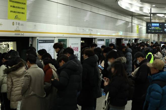 지난해 12월 경기 김포 김포골드라인 구래역에서 출근길에 오른 시민들이 열차에 탑승하고 있다. 사진=뉴스1