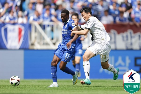 툰가라(왼쪽, 수원삼성), 박재환(경남FC). 한국프로축구연맹 제공