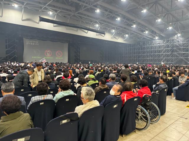 27일 인천 연수구 송도컨벤션시아에서 열린 마지막 콘서트 투어의 첫 날 공연이 열리기 전 관객들이 객석에 앉아있다. 고경석 기자