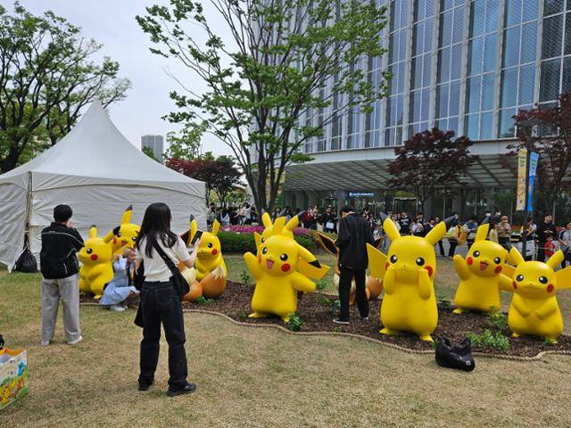 26일 서울 송파구 롯데월드몰 아레나광장을 찾은 시민들이 포켓몬 '피카츄'와 함께 사진을 찍고 있다. 최현빈 기자