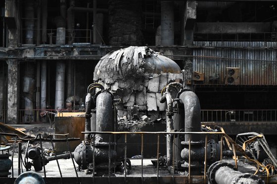 지난 19일 러시아의 공격으로 파괴된 우크라이나 최대 민간 에너지 회사 DTEK 발전소의 터빈 홀 모습. AFP=연합뉴스
