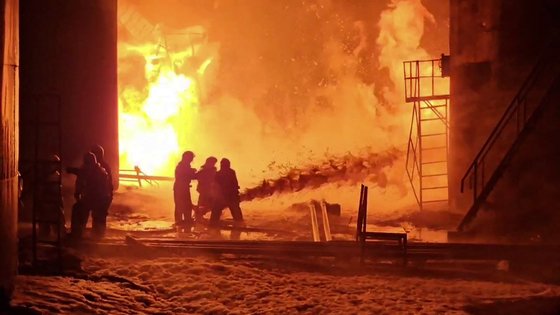 러시아 소방관들이 지난 2월 15일 우크라이나의 공격으로 러시아 쿠르스크 지역의 한 석유 저장소에 난 화재를 진압하고 있다. AFP=연합뉴스