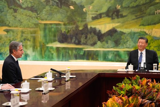26일 시진핑(오른쪽) 중국 국가주석이 10개월만에 베이징을 다시 방문한 토니 블링컨(왼쪽) 미국 국무장관과 회견하고 있다. AFP=연합뉴스