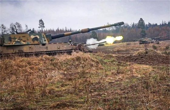 폴란드의 K9 자주포가 지난달 폴란드에서 열린 나토(NATO) 기갑훈련인 드래곤 24에서 포를 사격하고 있다. 한화에어로스페이스