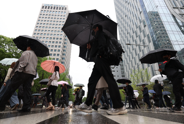 ▲ 비가 내린 지난 15일 오전 서울 영등포구 여의도역 인근에서 시민들이 우산을 쓰고 출근하고 있다. [연합뉴스 자료사진]