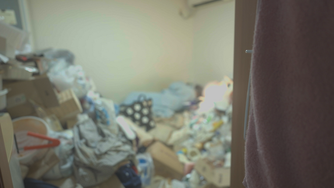 쓰레기 더미 옆에 누워 있는 이여름(가명) 씨