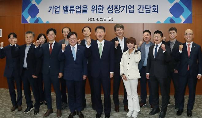 정은보 한국거래소 이사장(가운데)이 지난 26일 주재한 '기업 밸류업을 위한 성장기업 간담회'에서 참석자들과 기념사진을 찍고 있다. /사진=한국거래소