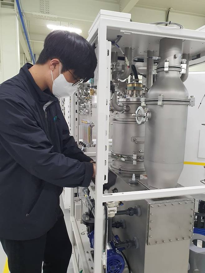 최범근 생산팀 직원이 스크러버 조립을 하고 있다. 안성=윤현주 기자