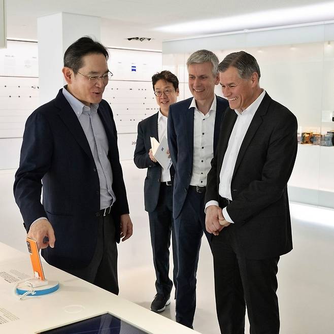 26일(현지 시간) 독일 오버코헨 자이스(ZEISS) 본사를 방문한 이재용 삼성전자 회장이 칼 람프레히트 자이스그룹 CEO(맨 오른쪽) 등과 대화하고 있다. 사진=삼성전자