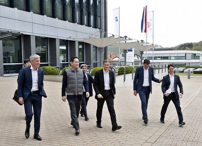 26일(현지 시간) 이재용 삼성전자 회장이 독일 오버코헨 자이스 본사를 방문한 뒤 이동하고 있다. 사진=삼성전자