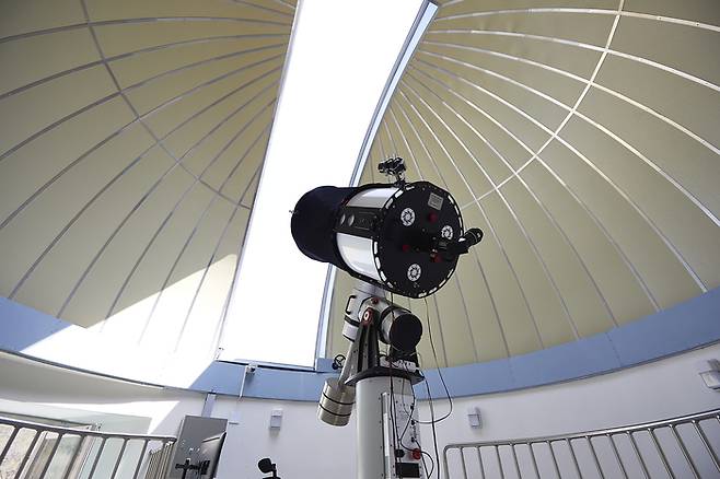 폐교를 새로 단장해 조성한 강화천문과학관에 있는 반사망원경. 강화군 제공