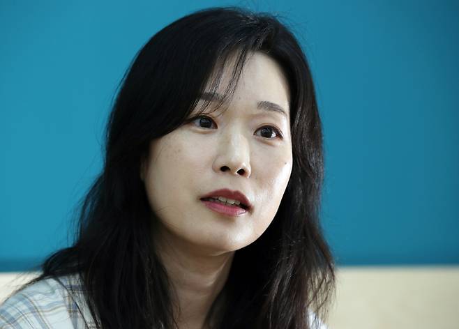 신간 <마은의 가게>를 출간한 이서수 작가가 지난 9일 서울 정동 경향신문사에서 인터뷰를 하고 있다. 서성일 선임기자