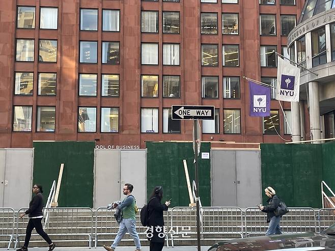 26일(현지시간) 미국 뉴욕 맨해튼 뉴욕대(NYU) 앞에 학생들의 시위를 막기 위해 학교 당국이 설치한 판자 가벽이 세워져 있다. 뉴욕/김유진특파원