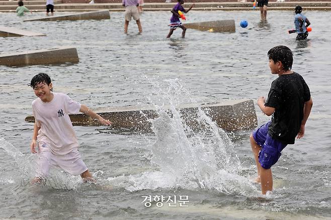서울 영등포구 여의도물빛광장에서 어린이들이 물놀이하며 더위를 식히고 있다.