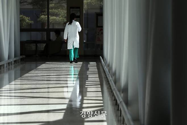 지난 25일 서울 시내 한 대학 병원에서 의료진이 오가고 있다. 조태형 기자