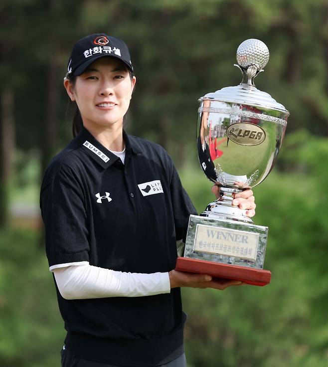 이정민이 28일 열린 크리스 에프앤씨 제46회 KLPGA 챔피언십에서 우승한 뒤 트로피를 들고 미소 짓고 있다. KLPGA투어 제공