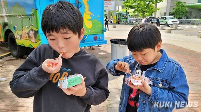 식물성 대안육 덮밥을 먹고 있는 초등학생등. 사진=김건주 기자