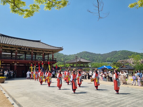 2시 본식에 앞서 인도 아유타국 사신들이 철광산광장에서 가야 고취대와 무용수들과 함께 길놀이 공연과 퍼레이드를 펼치며 화려한 막을 열고, 태극전 정문 앞에서 멈춘 기수들이 깃발 무용을 선보였다. /이수경 기자