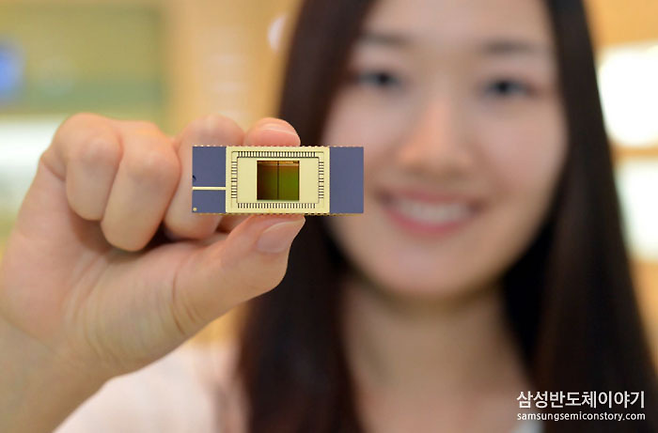 삼성이 2013년 발표한 최초 적층 방식 낸드. [사진 = 삼성전자]