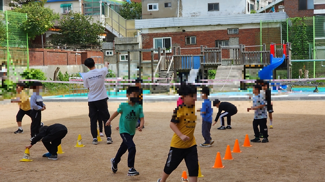 서울시내 한 초등학교에서 교사가 체육 수업을 진행하고 있다. 사진은 기사 내용과 무관. [사진 = 연합뉴스]
