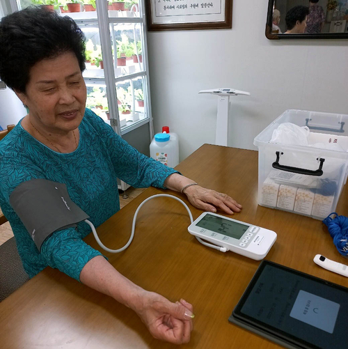 한 노인이 스마트경로당에서 건강관리 전용 앱을 이용해 혈압을 측정하고 있다. 노인이 측정 혈압은 자동 저장돼 보건소를 통해 추적 관리할 수 있다. [부천시 제공]