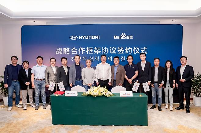 지난 27일(현지시간) 중국 베이징 요세미티호텔에서 현대차·기아와 바이두가 ‘중국 커넥티드카 전략적 협업’ 양해각서(MOU)를 체결하고 양측 관계자들이 기념 촬영을 하고 있다. 왼쪽 여섯째부터 이혁준 현대차그룹 중국 유한공사 부사장, 송창현 현대차·기아 AVP본부장(사장), 왕윈펑 바이두 IDG 총괄 겸 바이두그룹 부총재, 상궈빈 바이두그룹 부총재. [현대차그룹]