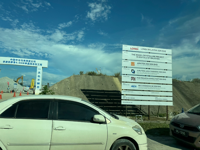 25일 말레이시아 사라왁주 사말라주 산업단지에서 론지솔라가 공장을 짓고 있는 모습. <정유정 기자>