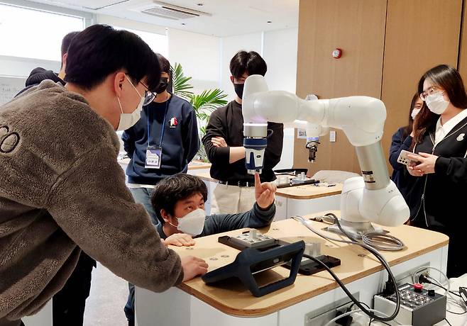 두산로보틱스 공식교육센터에서 학생들이 협동로봇 관련 교육을 수강하고 있다.  두산