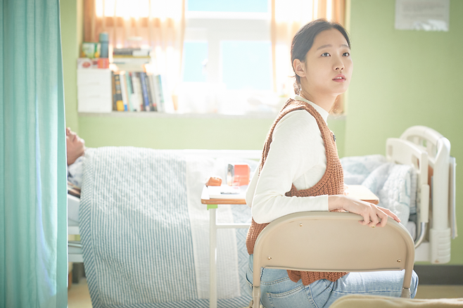 아버지 병수발을 하게 된 선미의 상황도 평탄하지만은 않다. 하지만 선미는 현실 속에서 뭘 할 수 있는지 계속 고민하는 인물이다. [플러스엠 엔터테인먼트]