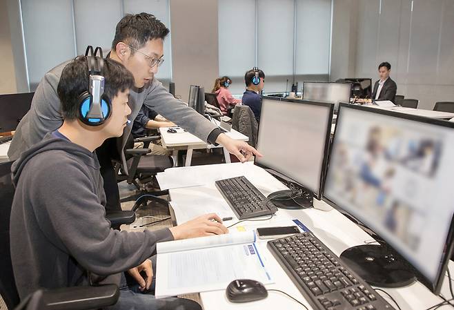삼성전자를 비롯한 관계사 19곳이 27~28일에 삼성직무적성검사(GSAT)를 실시했다. 사진은 지난 20일 경기도 용인에 위치한 삼성전자 인재개발원에서 삼성전자 감독관들이 응시자를 대상으로 예비소집을 진행하고 있는 모습 <삼성전자>