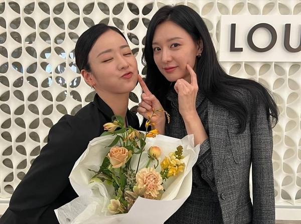 tvN 토일드라마 ‘눈물의 여왕’이 김수현과 김지원이 연기한 백현우와 홍해인의 아이까지 낳으며 완벽한 행복을 찾아가는 해피엔딩으로 막을 내렸다. / 사진 = 윤보미 SNS