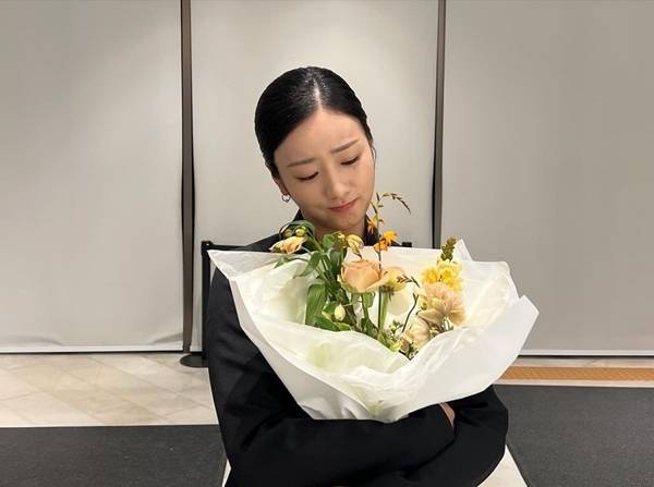 나비서 역으로 활약한 윤보미는 28일 오후 11시경 자신의 개인 채널을 통해 김지원과 함께 찍은 사진 여러 장을 게시하며 팬들과의 소통을 이어갔다./사진=윤보미 SNS